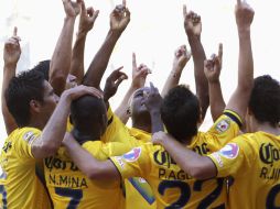 Los jugadores del América celebran al cielo el primer gol del partido. EFE /