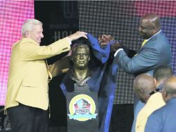 Para siempre. Bill Parcells devela su busto junto al ex jugador de los Gigantes de Nueva York, George Martin. AP /