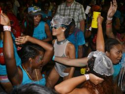 Rihanna bebió y bailó hasta el amanecer y tuvo que ser llevada por su guardaespaldas. ESPECIAL /