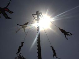 Las mujeres danzantes saben que esta ofrenda del vuelo en particular las ha relegado de algunos festivales de México. ARCHIVO /