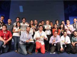 Los diez equipos ganadores de Campus Party con su trofeo. ARCHIVO /