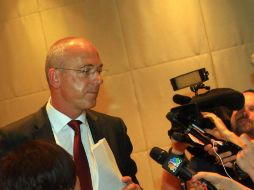 Theo Spierings (I), el CEO de la empresa Fonterra, contesta interrogantes a medios en Beijing. AFP /