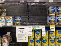 La empresa Fonterra encontró diciandiamida, usada en fertilizantes, en sus productos desde enero del 2013. AFP /