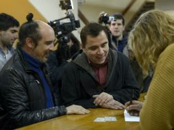 Rodrigo Borda (i) y Sergio Miranda (d) cumplen el trámite de incribirse para contraer matrimonio en el Registro Civil. EFE /