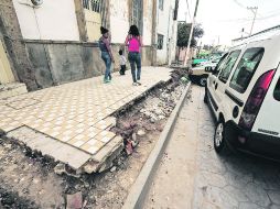En la calle José Palomar en la colonia El Batán se llevaron a cabo obras públicas, pero las banquetas quedaron inconclusas. EL INFORMADOR /
