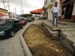 En calles de El Batán, los trabajos de pavimentación concluyeron pero se olvidaron de terminar las aceras. EL INFORMADOR /