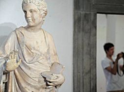 La estatua quedó reparada, no así la reputación del ignorante turista. EFE /