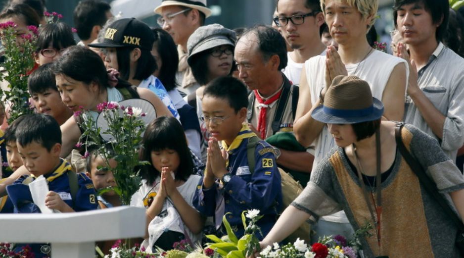 Un grupo de japoneses reza en el cenotafio para las víctimas de la bomba atómica en el Parque Monumento de Paz en Hiroshima. EFE /