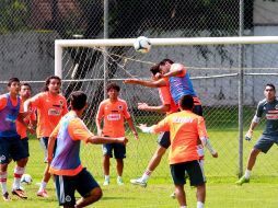 Las Chivas tuvieron un entrenamiento intenso en Verde Valle.  /