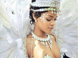 Rihanna compartió con sus seguidores en las redes sociales una serie de fotografías portando su traje de cristal. ESPECIAL /