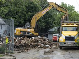 Vecinos celebraron la demolición de la casa de Ariel Castro, el secuestrador de Cleveland. AFP /