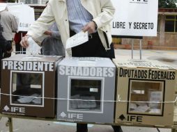 Con la reeleción,  los ciudadanos podrán premiar o castigar con el voto a los funcionarios. ARCHIVO /