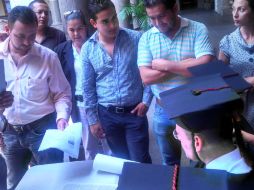 Simulando ser un jurado, miembros de Red Universitaria de Movilidad dijeron que evaluarán al funcionario (i).  /