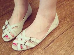 Los flats abiertos (tipo huarache) son ideales para usarse con faldas. ESPECIAL /