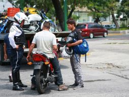 La Policía Vial implementa un operativo para revisar que no haya irregularidades en motociclistas. ARCHIVO /