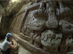 El friso tiene ocho metros de largo y dos de alto, instalado a un costado de una pirámide del yacimiento arqueológico Holmul. XINHUA /