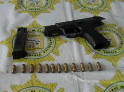 Los uniformados recuperaron el artefacto robado, una pistola Pietro Beretta calibre 40, con su cargador y 12 tiros útiles. ESPECIAL /