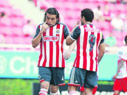 El capitán Héctor Reynoso le reclama algo a Miguel Sabah, durante el juego de anoche en el Omnilife. EL INFORMADOR /