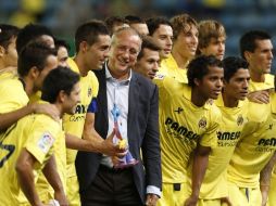 Giovani Dos Santos y Javier Aquino posan junto al Villareal el Trofeo de la Cerámica obtenido ante la Fiorentina. AFP /