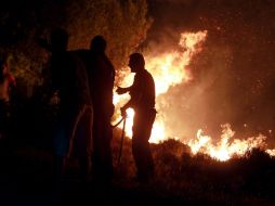 Los esfuerzos de los bomberos podrían verse complicados por las temperaturas de cerca de 30 grados C y los fuertes vientos. ARCHIVO /