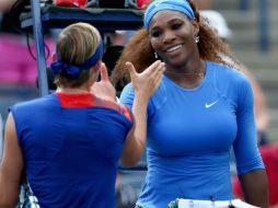 Serena Williams despide con un saludo de manos a su contrincante Kirsten Flipkens luego de derrotarla. AFP /