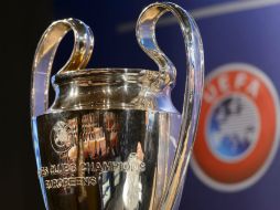 El secretario general de la UEFA, Gianni Infantino, se refleja en el trofeo de la 'Champions' durante el sorteo de la última ronda. EFE /