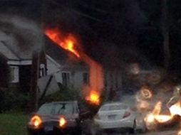 La avioneta se estrelló contra una casa y causó un incendio en la misma. ARCHIVO /