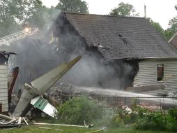 La avioneta cayó en una casa cuando intentaba aterrizar y provocó un incendio. EFE /