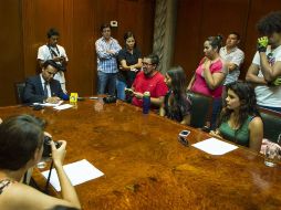 Robles Peiro durante una reunión que sostuvo con estudiantes a favor de continuar el proyecto.  /