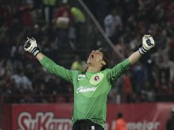 El portero Saucedo celebra uno de los goles de Xolos en el partido. EFE /