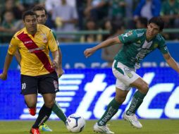 Jefferson Montero y Jonny Magallón en la disputa por el esférico. AFP /