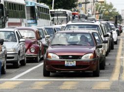 Entre las novedades está que el automovilista deberá evitar transportar a un menor de 12 años de edad en los asientos delanteros. ARCHIVO /