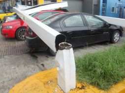 El anuncio de una tienda cayó luego de las intensas lluvias.  /