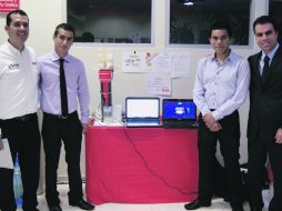 Eduardo Vázquez, de la Ingeniería en Telecomunicaciones y Ángel Ocampo, de la Ingeniería en Mecatrónica, preparan su viaje a Brasil.  /