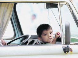 Los automovilistas que transporten a menores de 12 años en los asientos delanteros serán multados con 10 a 30 días de salario mínimo. EL INFORMADOR /