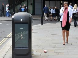 Los basureros tienen un sistema wifi, pantallas que ofrecen publicidad, información financiera y las incidencias del metro. AFP /