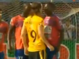 Ambos futbolistas fueron expulsados del partido. ESPECIAL /