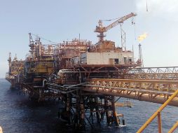 Exponen que los contratos de utilidad compartida permitirán inversiones que requiere Pemex. ARCHIVO /