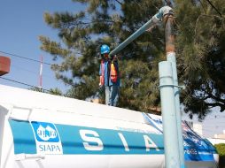 El SIAPA prevé llevar hasta mayo del 2014 agua a las 50 colonias de la ZMG que carecen del servicio. ARCHIVO /