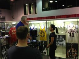 Jerry Lucas mostrando sus premios durante una grabación. Tomada de @Beener1435 en Twitter. ESPECIAL /