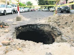 Se cumplieron ya ocho días de que en la calle Jorge Isaacs, entre Europa y Revolución, se registrara el boquete en el pavimento. EL INFORMADOR /