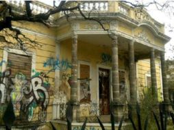 Carlos García,titular de Obras Públicas, señaló que algunas fincas, por sus materiales de construcción, ya pasaron su vida útil. ARCHIVO /