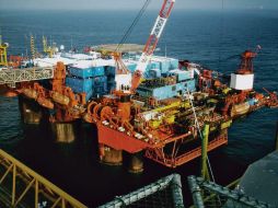 La otra extracción. Según ''The Economist'', el año pasado, 55% de los ingresos de Pemex fue para regalías e impuestos. NTX /