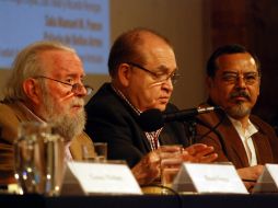 El escritor Hugo Gutiérrez Vega (i) durante la presentación del libro ''Con-versatorias''. NTX /