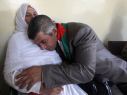 Un preso palestino liberado se reúne con su familia. La excarcelación de 26 presos fue un acto de buena fe de Israel. AFP /