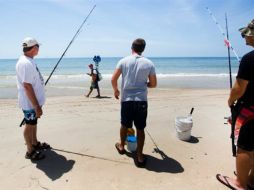 En total, han recorrido más de 125 kilómetros de playas, hasta 12 kilómetros diarios cada camarógrafo. ESPECIAL /