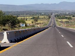 De los dos mil kilómetros que conforman la red federal de carreteras en Jalisco, mil 400 se encuentran en condición de buena y regular. ARCHIVO /