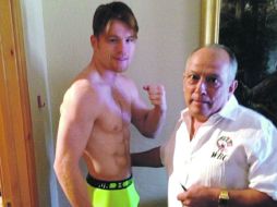 Álvarez compartió esta foto en las redes sociales en la cual muestra a un inspector del CMB certificando que está en el peso.  /