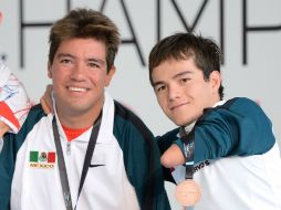 Aquí Sánchez (d) con Juan Reyes, bronce y oro en otra prueba, los 50 metros dorso. AFP /