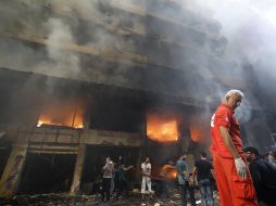 Rescatistas libaneses trabajan en el lugar del estallido. AP /